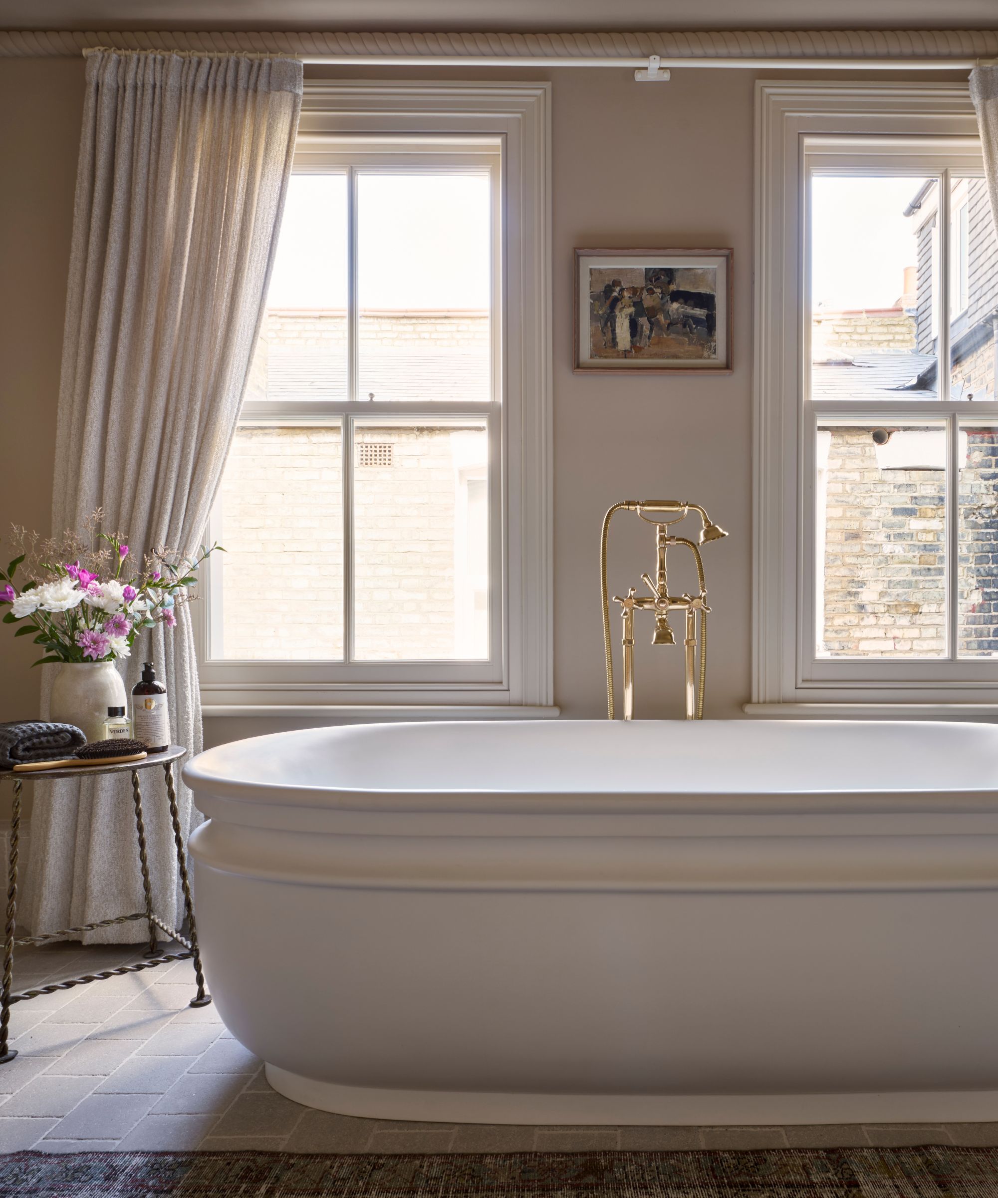 Une salle de bain neutre et chaleureuse avec des accents de bois