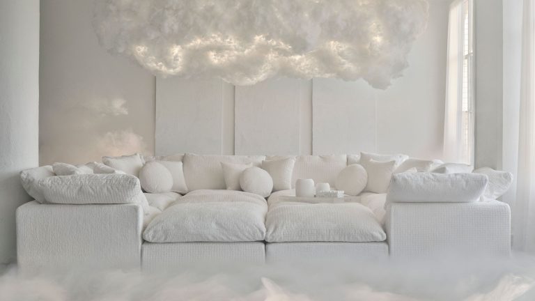 Oui, il est inattendu que Pantone ait choisi le blanc, mais les concepteurs disent que « Cloud Dancer » pourrait être la réinitialisation du design dont nous avons tous besoin