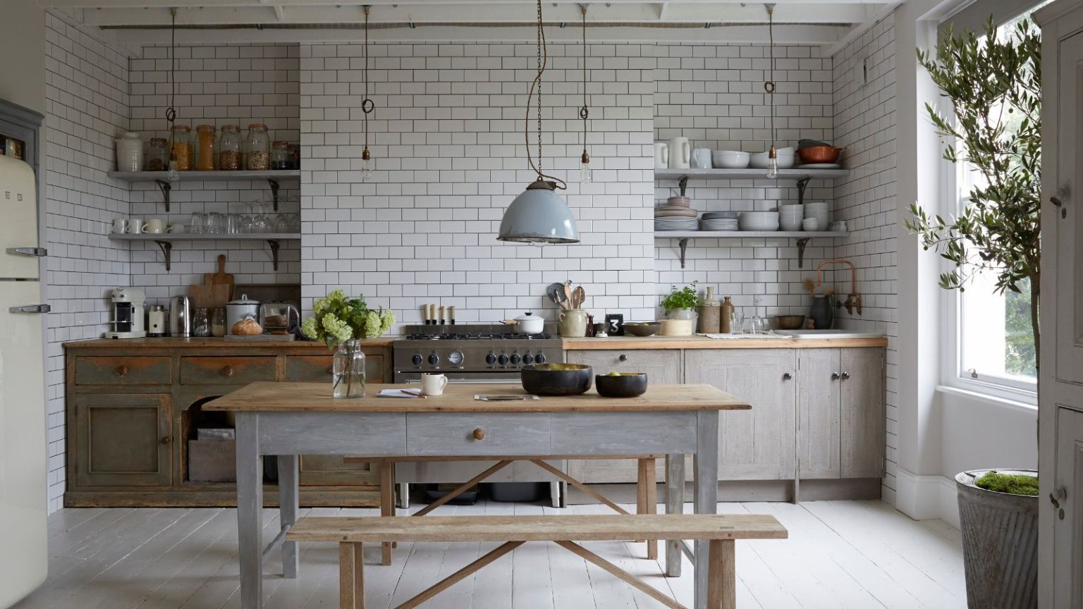 Pourquoi les designers disent que cette couleur ne devrait jamais toucher une petite cuisine – et que devriez-vous choisir à la place
