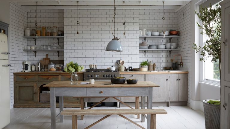 Pourquoi les designers disent que cette couleur ne devrait jamais toucher une petite cuisine – et que devriez-vous choisir à la place