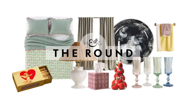 Quoi de neuf chez Anthropologie en janvier ? Ces 24 nouveautés exploitent les dernières tendances fantaisistes qui devraient dominer ce printemps A collage of Anthropologie's new arrivals for 2026, including a cupid-motif match box, floral bedding, table lamp, curtain panel duo, tissue box, tomato-motif candlestick, multicolored glassware, resin Lazy Susan, and colorful hand towels, pictured against a white background.