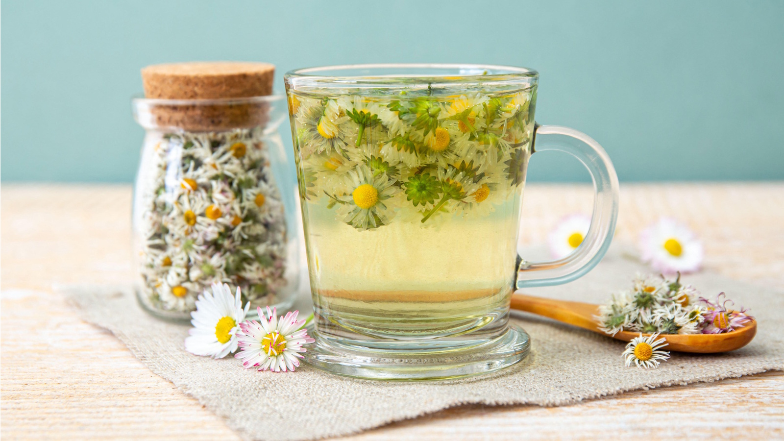 Thé à la camomille dans une tasse transparente