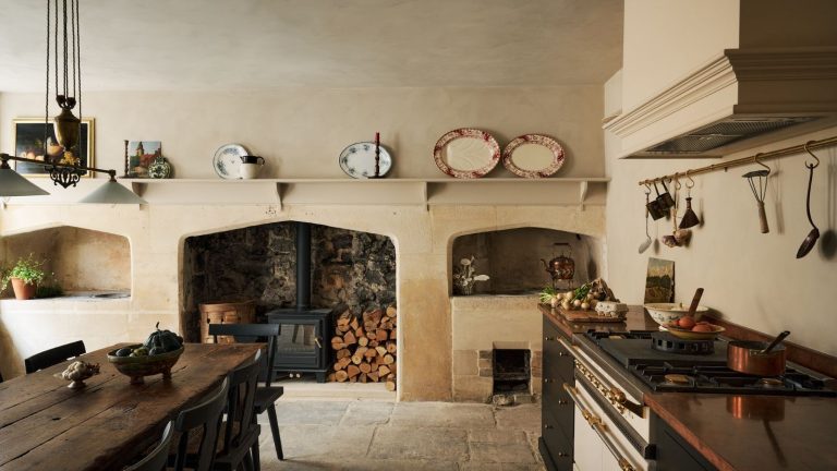 Les cuisines biologiques modernes sont la « tendance » anti-tendance qui, selon les designers, ne sortira jamais – ces 16 pièces sont essentielles pour réussir le look A warm neutral kitchen with a wooden table at the center