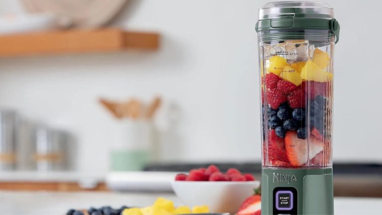 Gardez votre santé en février avec 18 $ de réduction sur ce mélangeur Ninja compact, parfait pour les petites cuisines Ninja Blast in pale green blending a fresh fruit smoothie