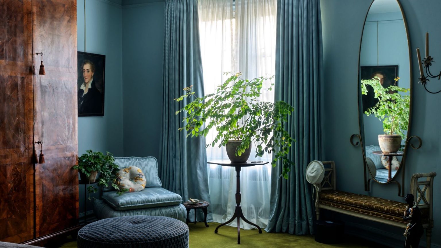 Les bleus cool sont partout ce printemps – mais le gris Parma de Farrow & Ball est la couleur à choisir si vous voulez que cette tendance survive à 2026 Bedroom with pale blue walls, green carpet, mahogany wardrobe, blue daubed and vintage paintings and wrought iron mirror and table
