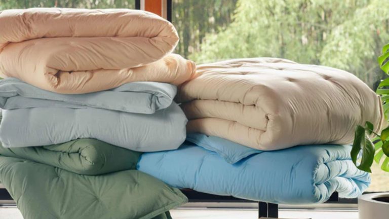 La nouvelle couette en percale de Brooklinen a été conçue pour remplacer votre couette pour toujours – Pas de chichi, juste une solution 2 en 1 lavable en machine.