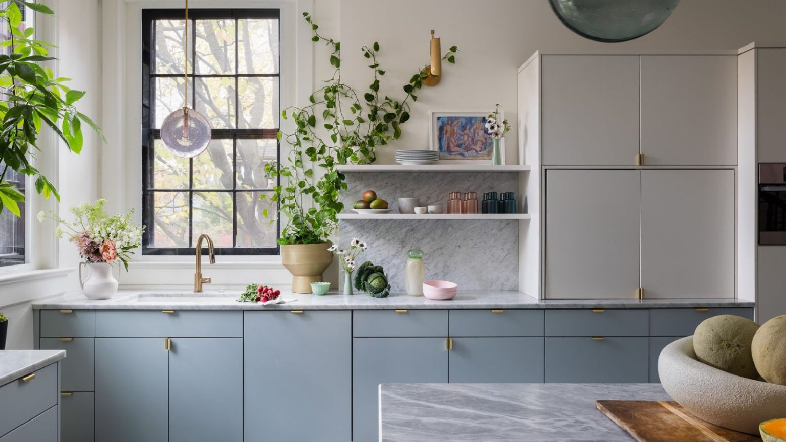 6 associations de couleurs pour petites cuisines que les designers ne jurent que par pour agrandir instantanément l’espace Kitchen cabinet details that could be making your space look dated