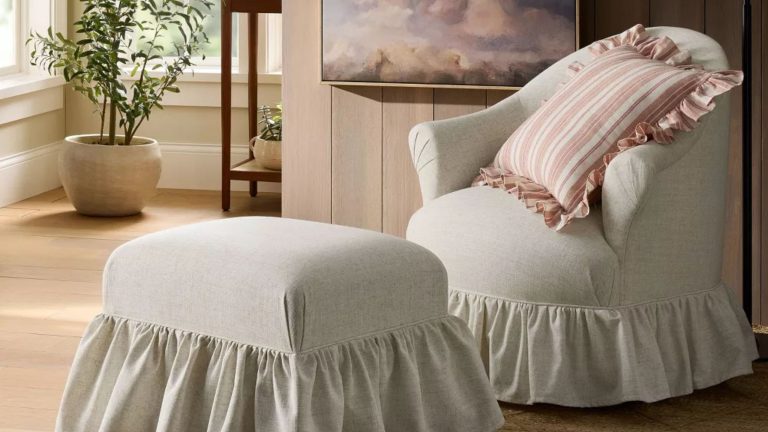 La chaise cible à jupe virale de Shea McGee vient de recevoir une mise à niveau pivotante – cette pièce polyvalente est parfaitement programmée pour un « printemps Nancy Meyers » La chaise cible à jupe virale de Shea McGee vient de recevoir une mise à niveau pivotante – cette pièce polyvalente est parfaitement programmée pour un « printemps Nancy Meyers »