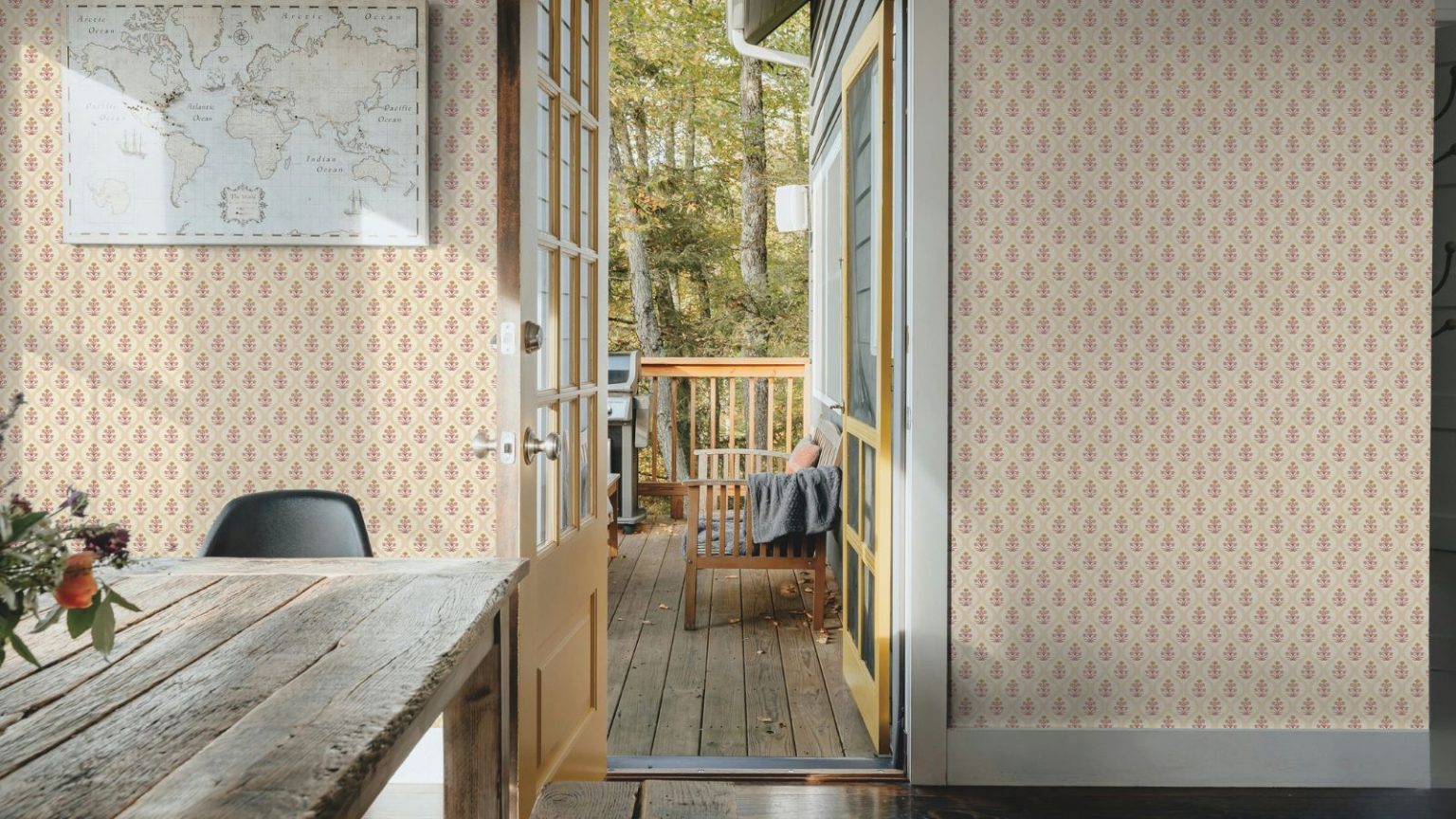 Les gens font rouler ce fruit dans leur entrée en février pour avoir plus de chance en cette nouvelle année lunaire Open door from a hallway with dark hardwood floors, to decking with birch trees in the background