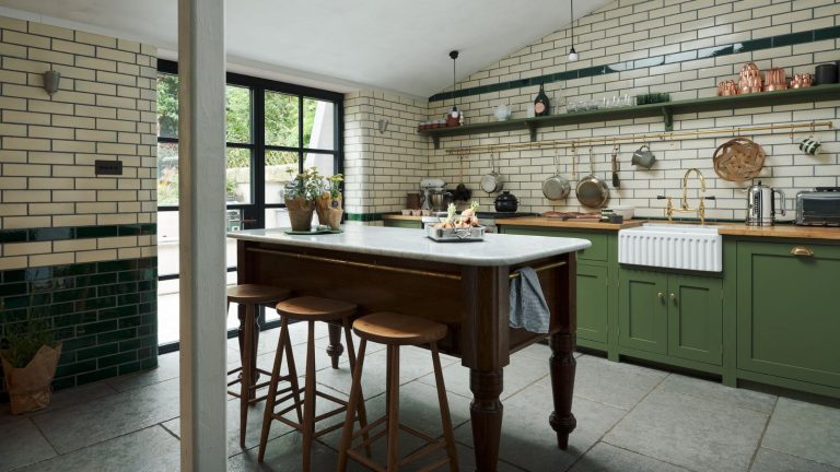 Les 3 astuces pour les petits appareils de cuisine pour préserver ma santé mentale (et 5 heures de cuisine par semaine) en tant que maman qui travaille très occupée Bright kitchen with cream subway tiles to ceiling, green cabinets and wooden table as island