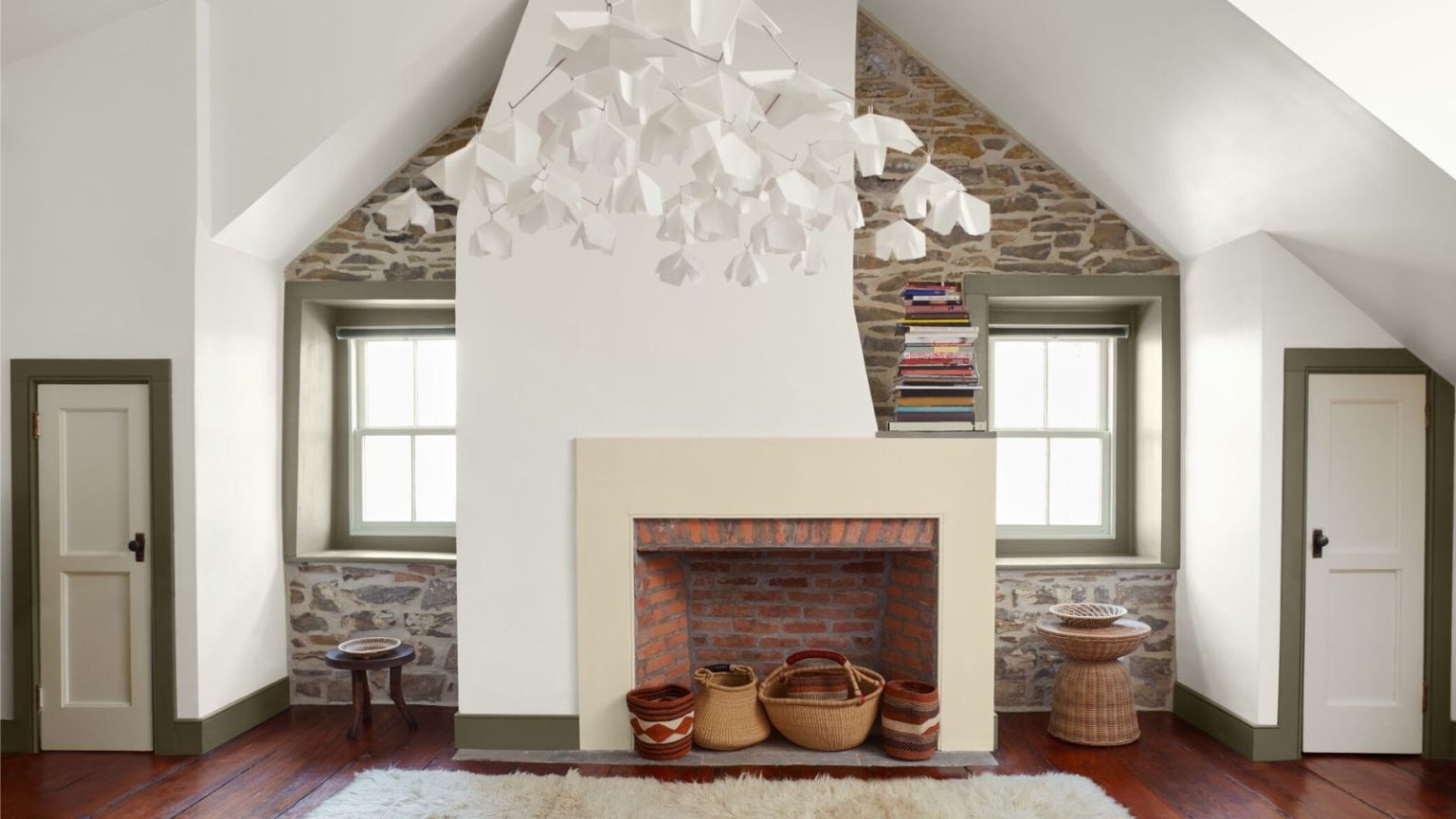 Benjamin Moore dévoile ses 4 teintes les plus cosy pour un salon instantanément plus accueillant living space with white walls, sloped ceiling and wooden floor
