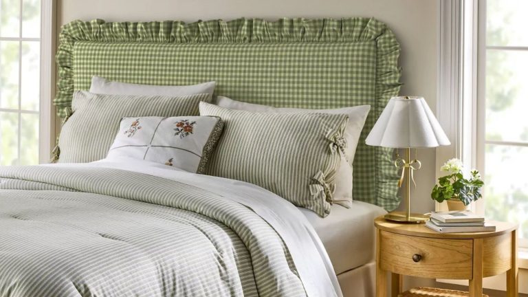 Le hack de tête de lit à 250 $ de Shea McGee, adapté aux locataires, offre un lit chic sur mesure en quelques minutes