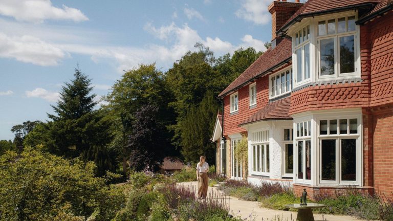 Cette maison d’art et d’artisanat était prête pour un nouveau chapitre qui honorait l’histoire mais n’était pas restreinte par celle-ci – « Nous ne voulions pas de musée » an arts and crafts style home perched atop the surrey hills
