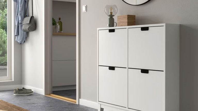 Mes habitudes d’achat de grosses chaussures dépassaient ma petite entrée – mais cette armoire IKEA étroite peut désormais contenir 2 fois plus de paires que mon ancienne étagère à chaussures Mes habitudes d'achat de grosses chaussures dépassaient ma petite entrée – mais cette armoire IKEA étroite peut désormais contenir 2 fois plus de paires que mon ancienne étagère à chaussures