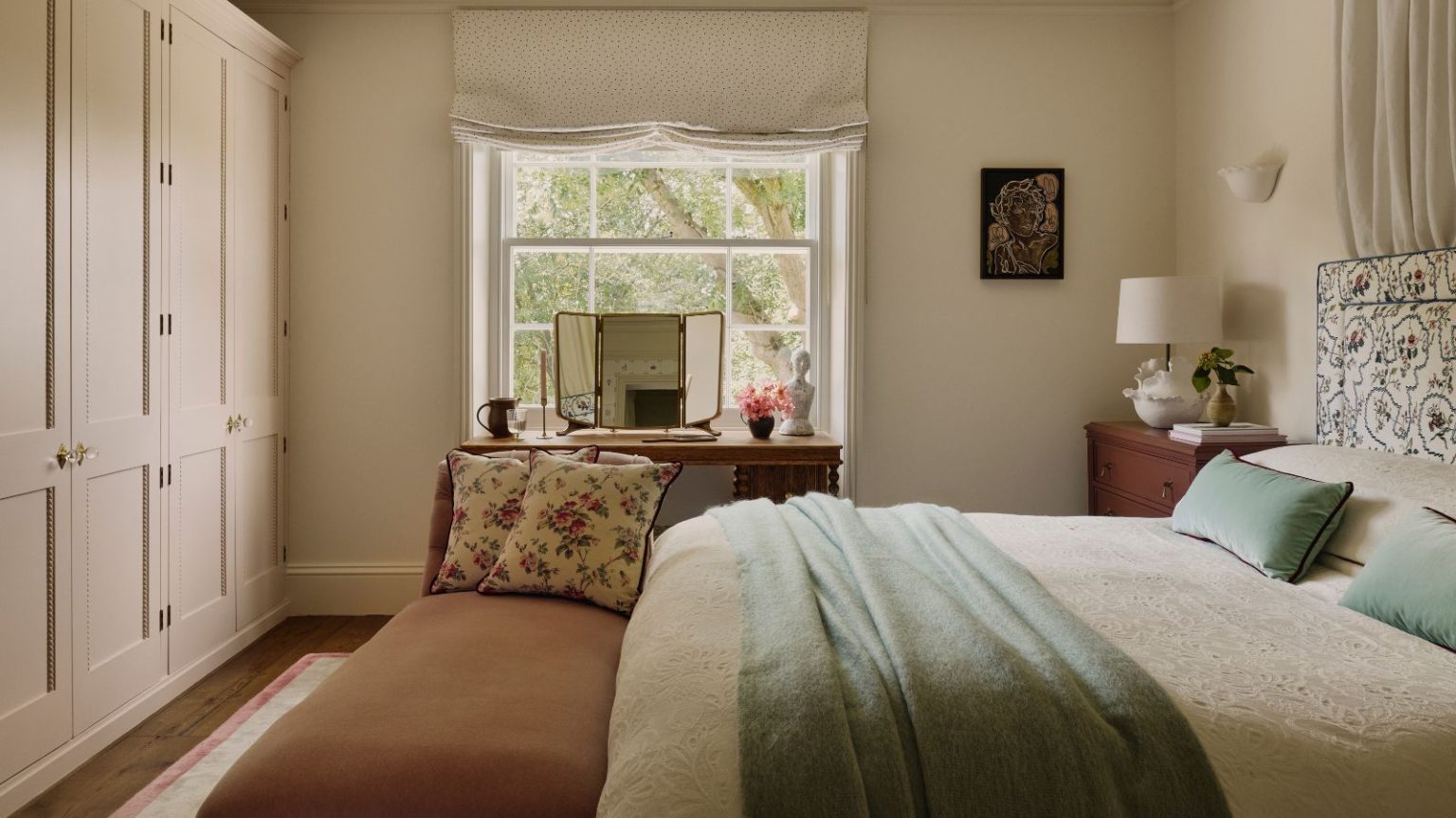 Vous ignorez l’endroit le plus sous-utilisé de votre chambre – Les designers disent de mettre ceci, ceci ou ceci au pied de votre lit pour plus de style et de rangement. neutral london bedroom designed by Emma Ainscough with a wall of wardrobes and a canopy bed