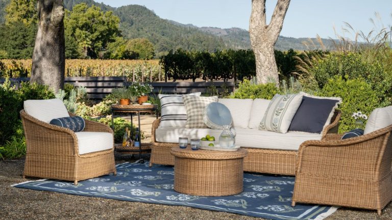 Move Over Coastal Grandmother – Shea McGee prouve que l’été 2026 est entièrement consacré à l’arrière-cour viticole Natural wicker seating and patterned layers styled for the mcgee and co outdoor summer collection for 2026