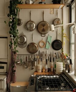Les panneaux perforés sont la nouvelle solution de rangement incontournable pour les petites cuisines. Voici comment les concepteurs transforment ce rangement fonctionnel en un décor caractéristique