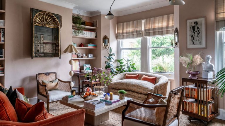 Croyez-moi, j’habite à New York – Ce sont les 3 mouvements de style par lesquels je jure pour rehausser ma petite table basse Transitional living room with pale pink walls, orange velvet sofa, midcentury pendant, antique art, marble coffee table with decor