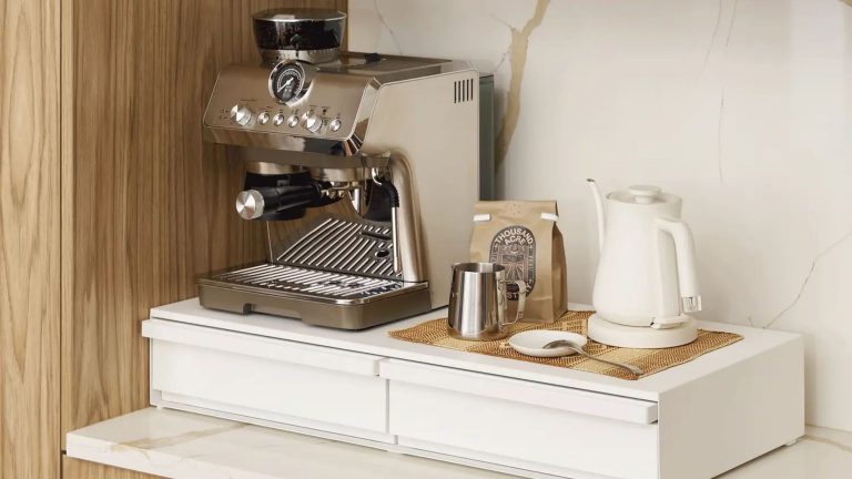 Si vos tiroirs sont pleins et que vos comptoirs sont encombrés, vous avez besoin de ce rangement intelligent de conception japonaise qui double instantanément l’espace de préparation de votre cuisine. Si vos tiroirs sont pleins et que vos comptoirs sont encombrés, vous avez besoin de ce rangement intelligent de conception japonaise qui double instantanément l'espace de préparation de votre cuisine.