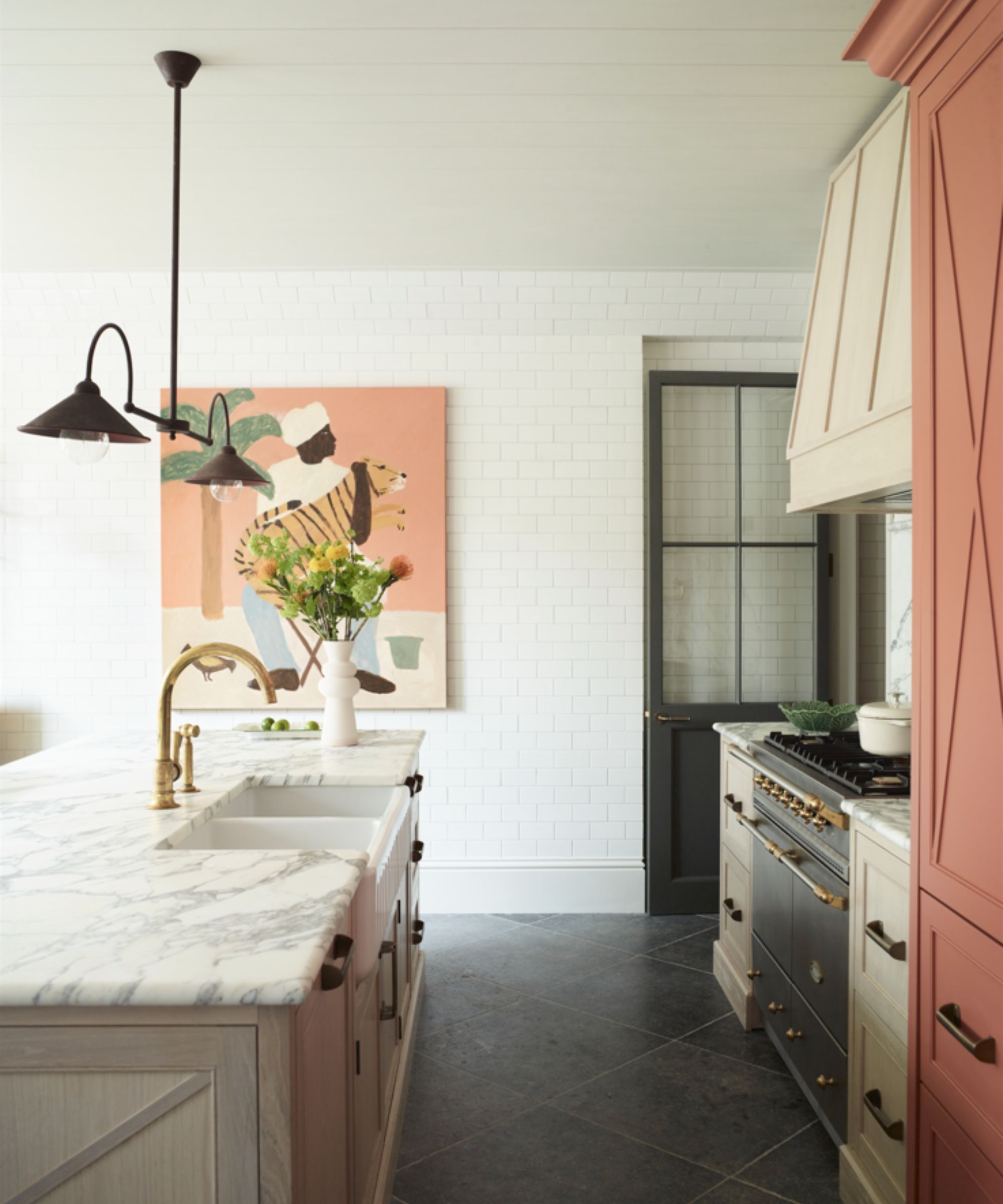 Cuisine en marbre, couleur crème et pêche avec art au mur