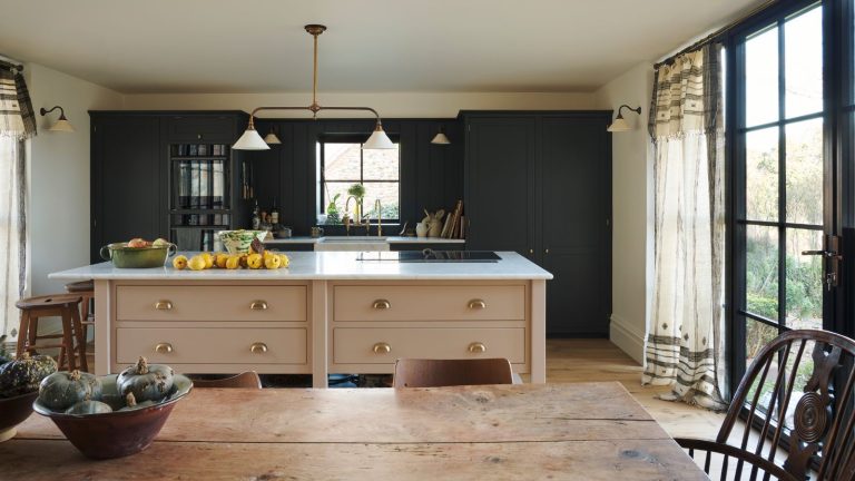 Ce best-seller IKEA à 2 $ garde votre micro-ondes impeccable et minimise le besoin de nettoyage constant Bright cottage kitchen with dark green cabinets and warm pink island