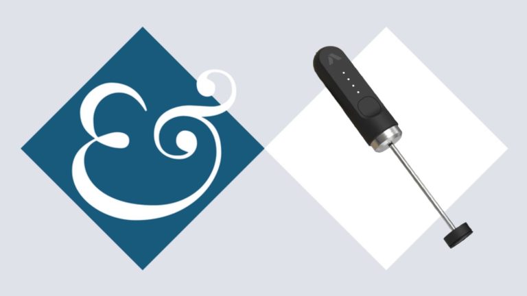 Arrêtez de faire des compromis sur votre cappuccino – Ce gadget à 50 $ produit une mousse de niveau barista en 30 secondes A black handheld milk foamer against a white diamond. A dark blue diamond beside it with a white & sign inside it.