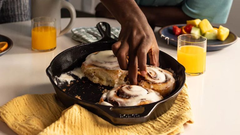 Remplacer votre huile à faible point de fumée est la clé d’une fonte parfaitement assaisonnée – Les chefs professionnels révèlent l’échange idéal Lodge 10.25 Inch Seasoned Cast Iron Skillet