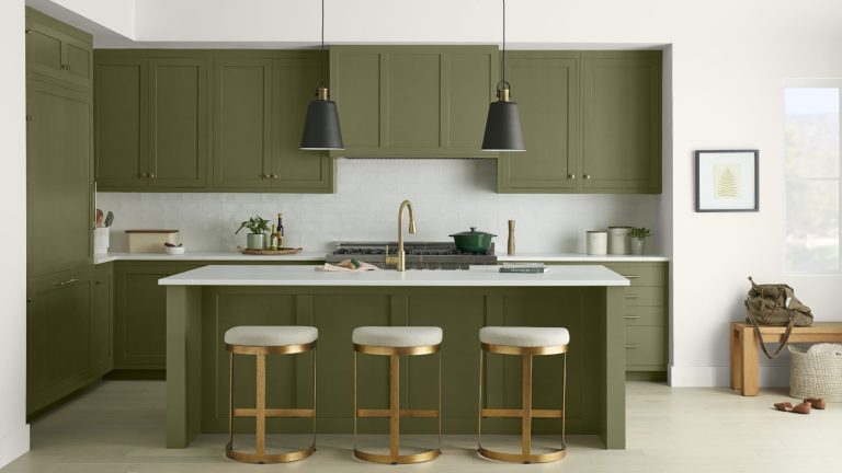 Behr dévoile ses couleurs de peinture les plus vendues en 2025 – et les nuances devraient dominer les tendances de couleurs de cette année dark green modern kitchen