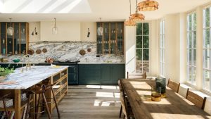 Les cuisines dépareillées sont l’une des plus grandes tendances de 2026 – mais comment pouvez-vous recréer ce style éclectique sans qu’il ait l’air chaotique ? deVOL kitchen tour hero