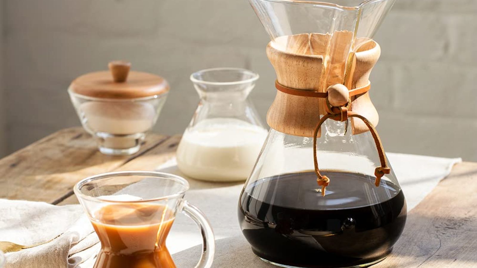 Cafetière Chemex 8 tasses avec une carafe à lait derrière elle en arrière-plan