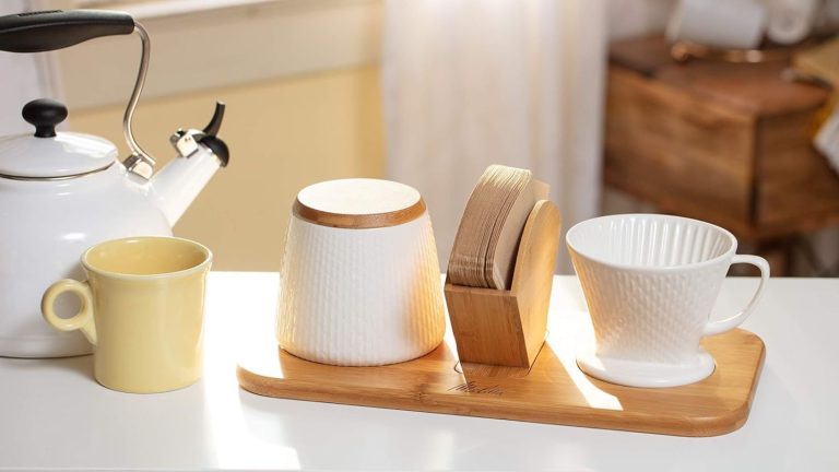 Améliorez votre infusion du matin avec cet essentiel en porcelaine à 27 $ : il est sans plastique, rapide et infaillible Melitta Artisan Pour-Over coffee maker set