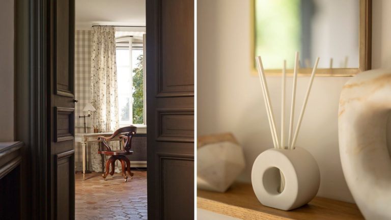 Je teste des parfums de luxe, et c’est ainsi que je parfume le printemps sans perdre de chaleur à cause de la météo imprévisible A split header image of an open door through to a spacious office with open window, floral white curtains, a white desk, wooden desk chair, and tiled floor, and the ScentAir reed diffuser sitting on a shelf between vases, with a gold-framed mirror above