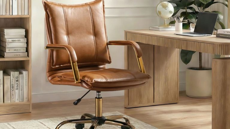 Je détestais quand les invités remarquaient mon ancienne chaise de bureau – mais cette chaise pivotante inspirée de Ralph Lauren reçoit tellement de compliments Je détestais quand les invités remarquaient mon ancienne chaise de bureau – mais cette chaise pivotante inspirée de Ralph Lauren reçoit tellement de compliments