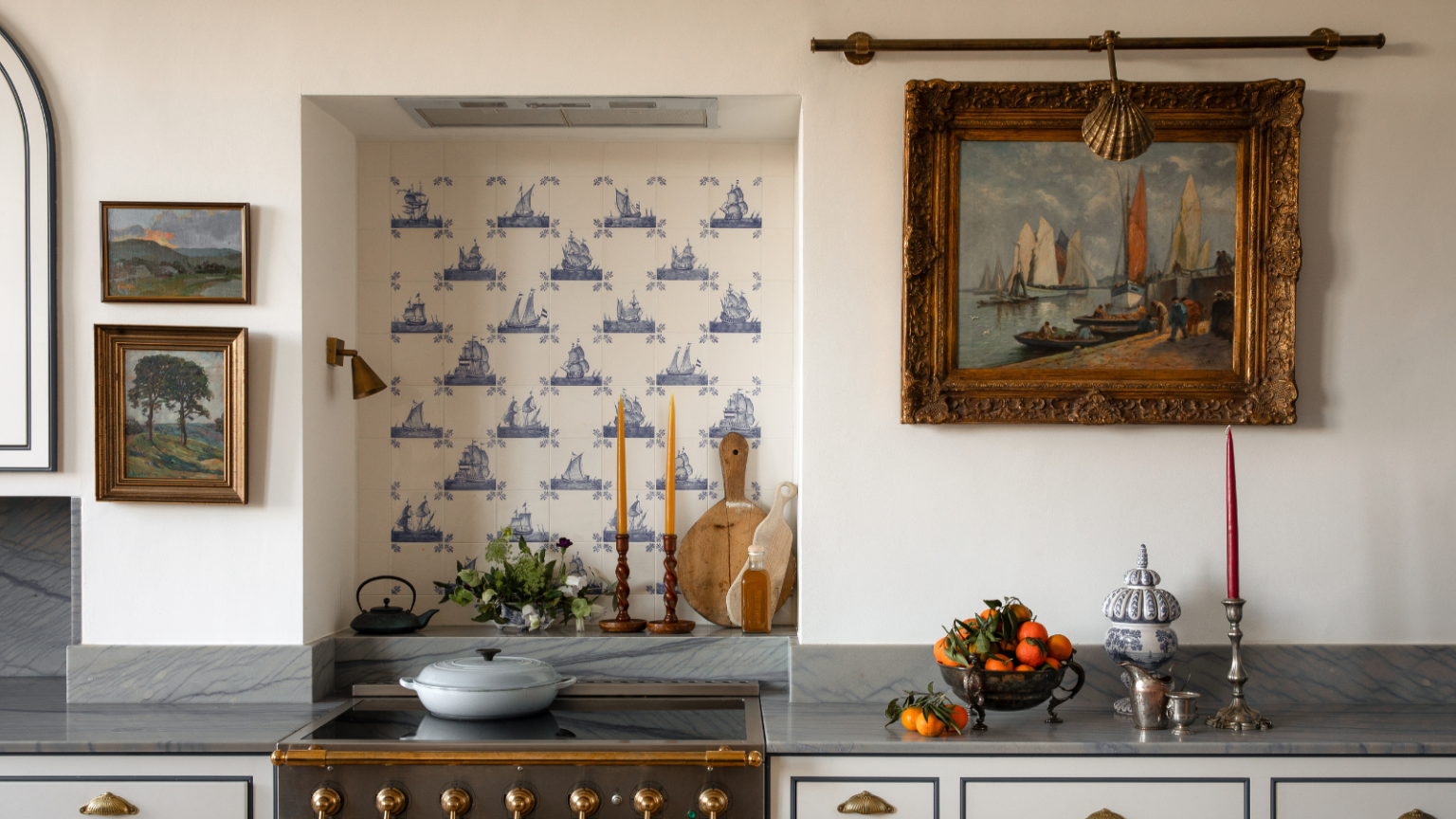 Votre grenier est-il une mine d’or ou un tas de déchets ? Quelles pièces vintage abandonner en 2026 – et les joyaux cachés à conserver a kitchen with a small oven, decor on the countertops, and a vintage watercolor painting hanging on the wall