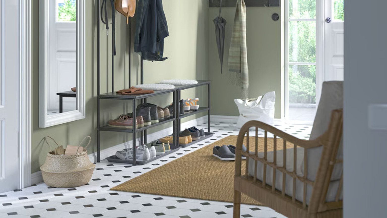 Ce banc de rangement IKEA intelligent remplace trois éléments essentiels de l'entrée à la fois – c'est une solution géniale pour mon petit appartement new-yorkais