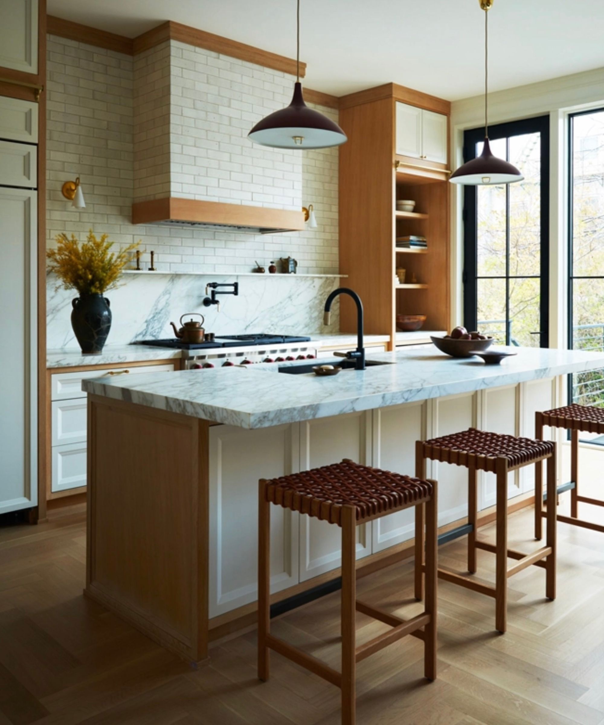 une petite cuisine avec un dosseret en matériaux mixtes