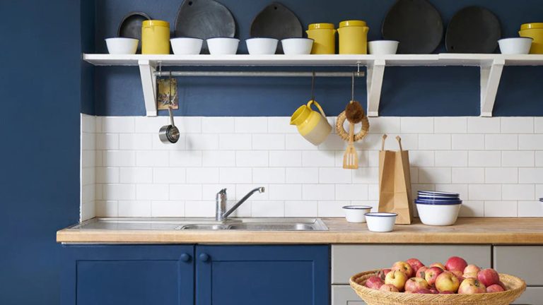 Les concepteurs de teintes Farrow & Ball « pas tout à fait bleu marine » utilisent toujours pour obtenir le bleu profond ultime