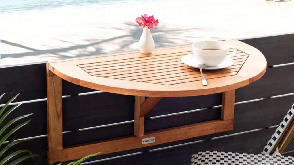 Cette « table de balcon » peu encombrante résout le plus gros problème de petit jardin – et pourrait bien remplacer votre ensemble de bistro