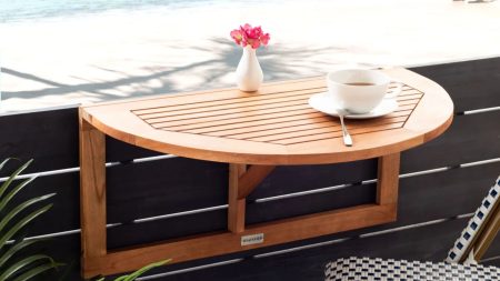 Cette « table de balcon » peu encombrante résout le plus gros problème de petit jardin – et pourrait bien remplacer votre ensemble de bistro