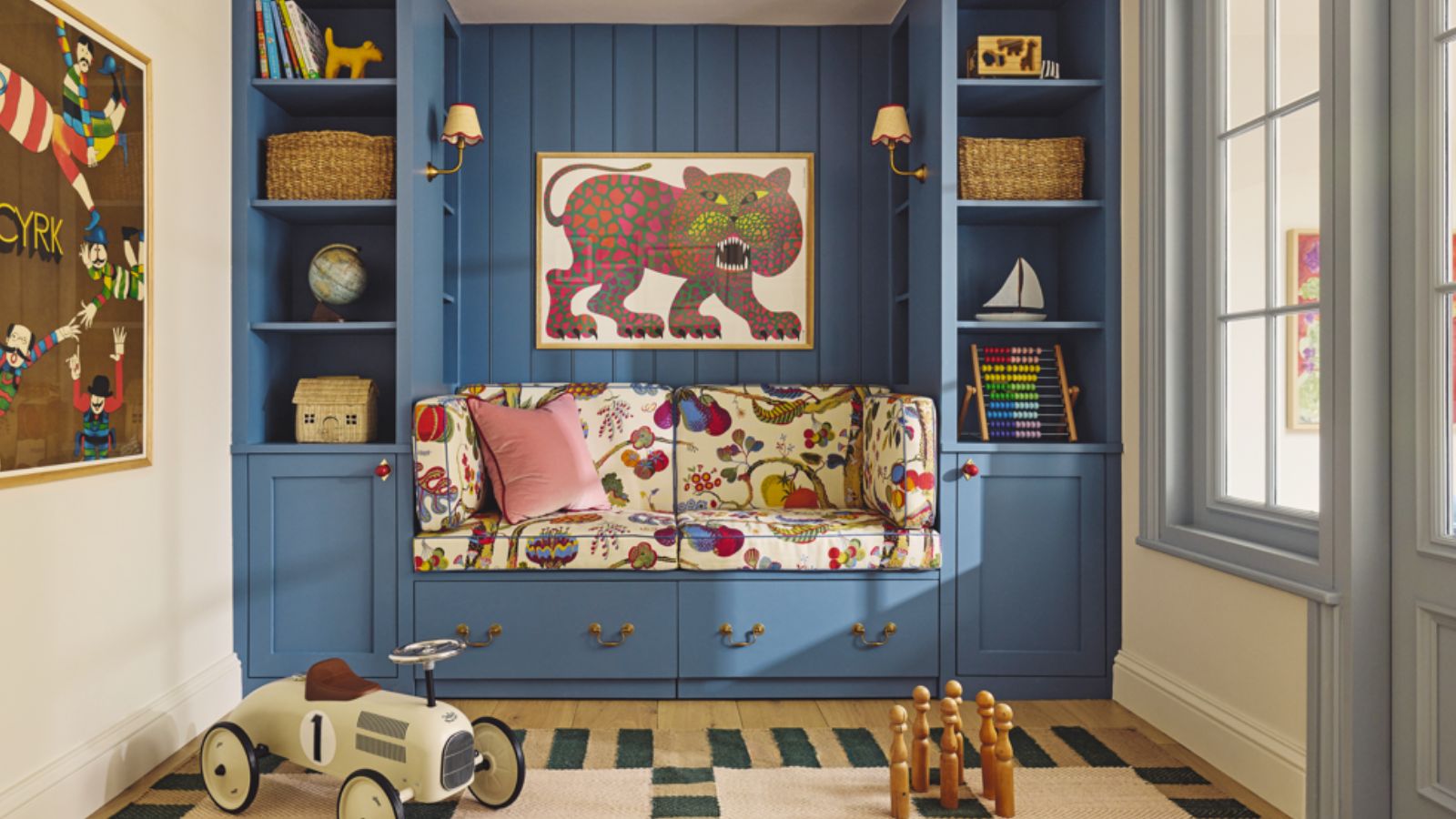 Chambre d'enfant colorée avec armoires peintes en bleu, étagères sur mesure décorées de jouets