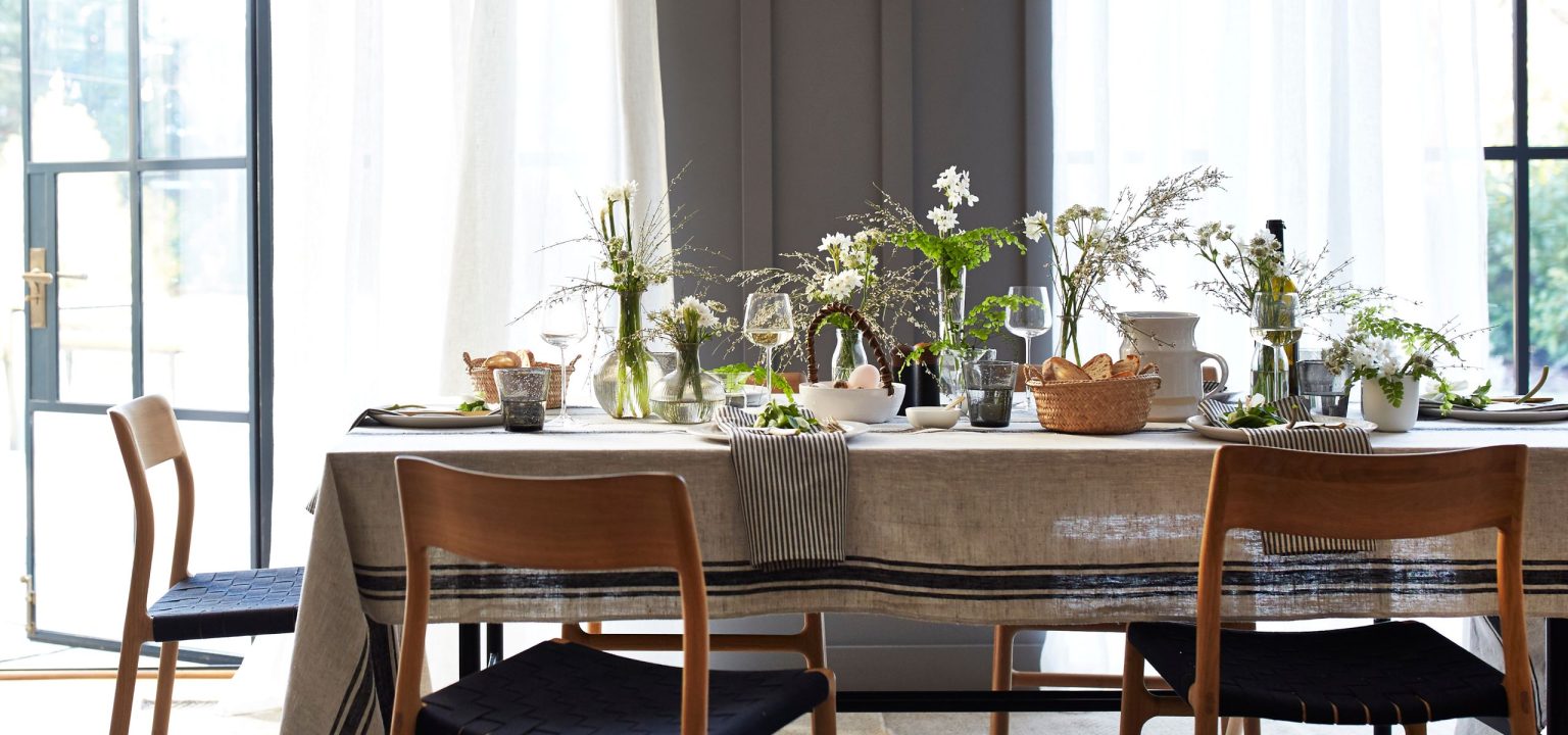 L’édition très britannique : Pourquoi j’aime Pâques à la maison – Des rituels printaniers frais, un hébergement sans effort et une belle table pour se réunir A table laid with flowers, ready for Easter