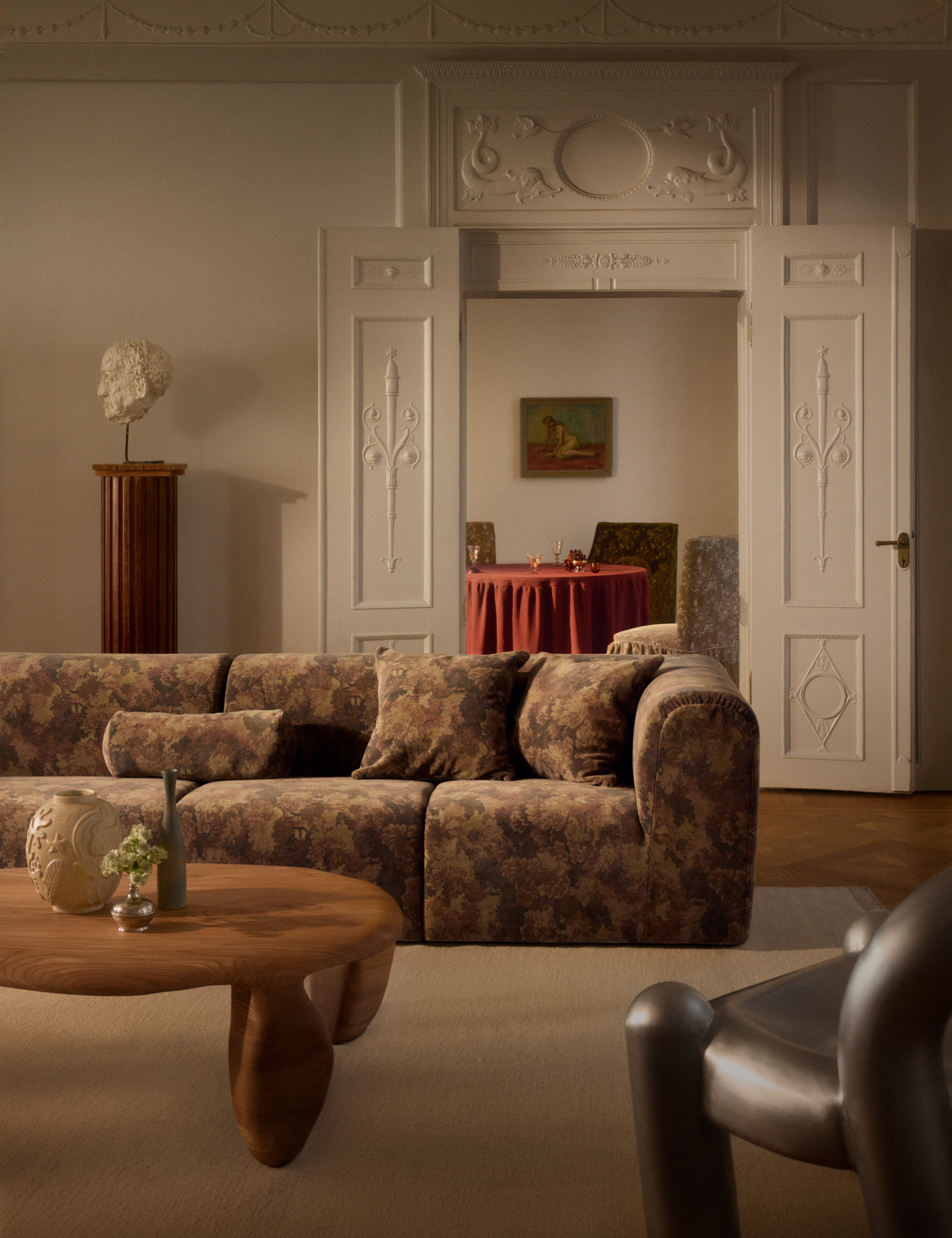 Salon orné juxtaposant des meubles de style moderne du milieu du siècle avec un canapé recouvert d'une tapisserie ancienne