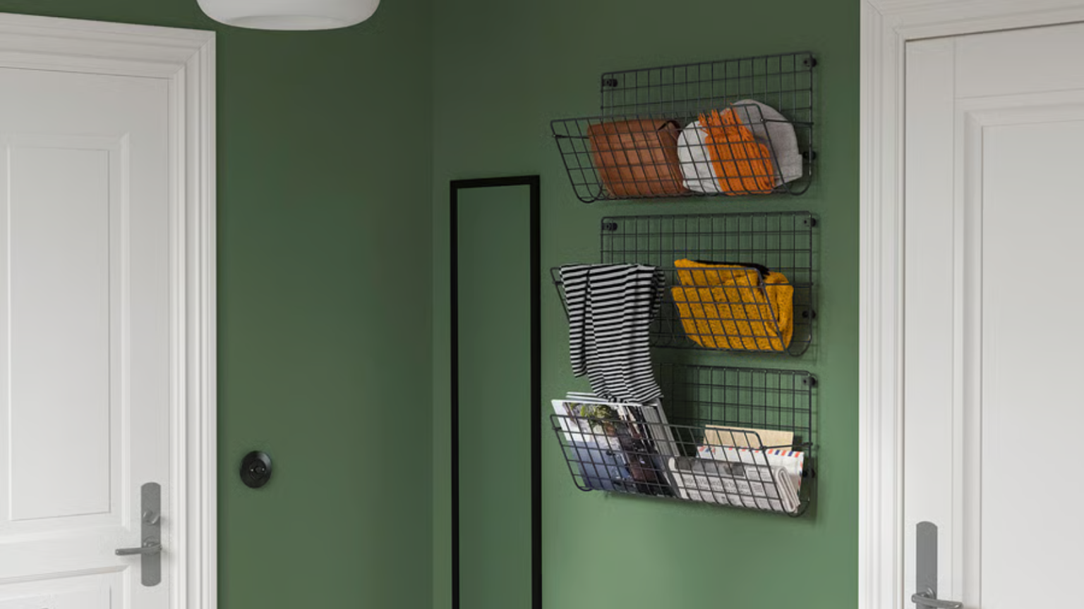 Enfin, le désordre divers a une maison grâce à cette « poche pour vos murs » d’IKEA – c’est simple, efficace et seulement 35 $ three metal wall shelving units hung in a row