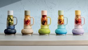 Je viens de mettre la main sur le nouveau mixeur Ninja Blendboss – c’est comme si les coupes Stanley et NutriBullet avaient un bébé A colourful set of five tumble style drinking cups, upside down on blender bases, against a blue wall