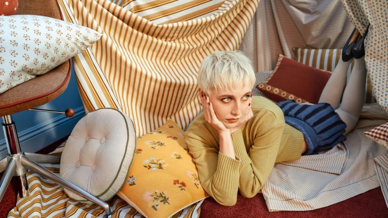 Si vous avez mis en favoris la maison d'Emma Chamberlain à Los Angeles, sa collaboration à West Elm est encore plus surréaliste – et nous parions que ces 10 pièces se vendront en premier