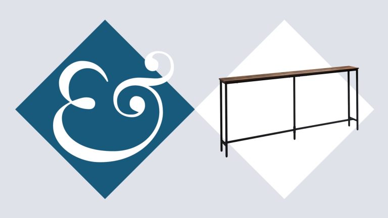 Cette petite « table de canapé » virale transforme les espaces gênants en espace utilisable – et bannit les zones mortes dans les petits salons