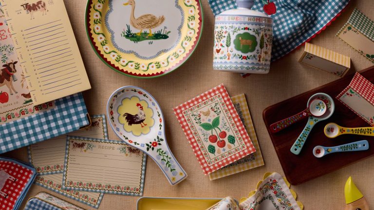 La nouvelle collection Country Home de Rifle Paper Co. est une lettre d'amour à une vie douce – et j'en tombe dur
