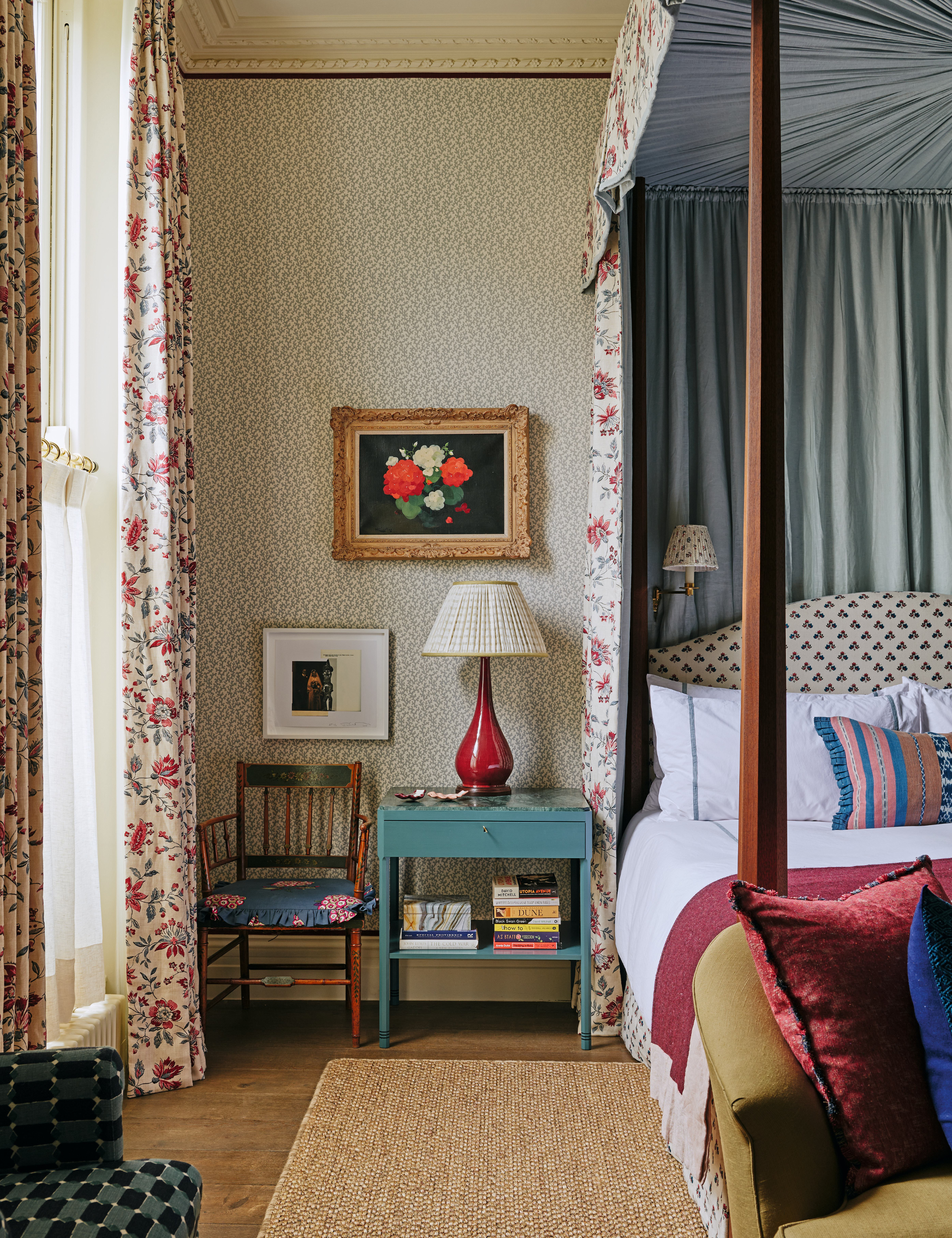 Vichy, paysage de lit bordé de volants recouvert d'un auvent de rideaux en lin huître à imprimé baies d'inspiration vintage