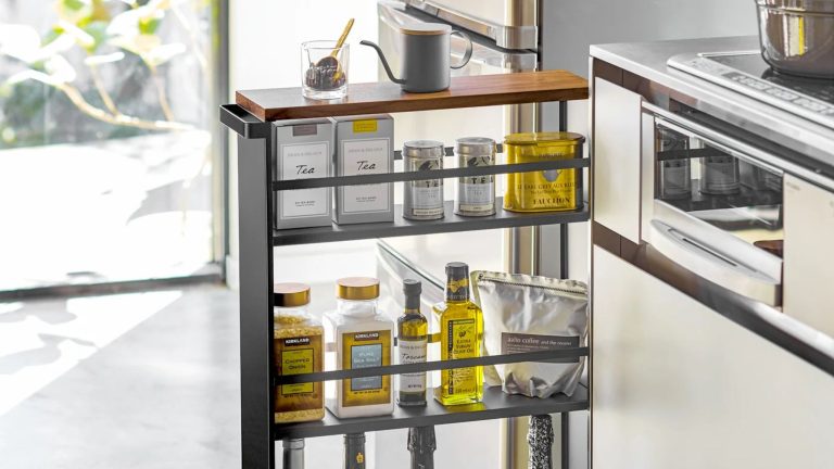 Yamazaki fait rarement des ventes – j'achète donc enfin le chariot de stockage Viral Slimline (plus 11 autres éléments essentiels d'organisation à ne pas manquer)