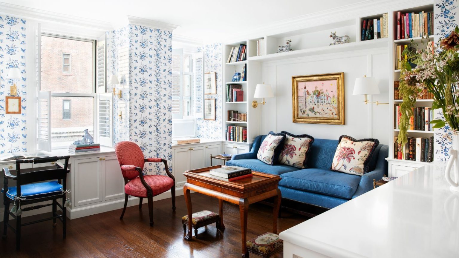 Cette petite cuisine a utilisé 68 carreaux de Delft uniques, une disposition géniale et des rangements cachés pour recréer le luxe d’une maison de ville – c’est une réduction des effectifs bien faite An open plan living room connected to a small kitchen